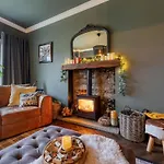 בית נופש Beautiful 4 Bed Sandstone