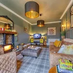 Beautiful 4 Bed Sandstone *