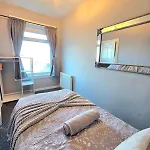 Bright And Cozy 3br Near Hampden Park בית נופש גלאזגו