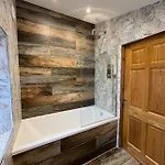 Charming 3-bedroom House בית נופש *