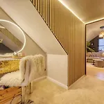 Beautiful 4 Bed Sandstone *