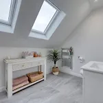 Beautiful 4 Bed Sandstone