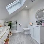 Beautiful 4 Bed Sandstone *