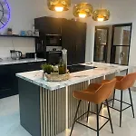 Beautiful 4 Bed Sandstone * גלאזגו