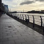 דירה Executive Riverside With Workspace & Fast Wifi *