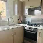 Modern Ground Floor 2 Bed Secure Parking & Perfect For City- Celticemirates Stadium דירה גלאזגו