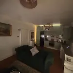 Stylish 2 Bedroom West End Flat דירה