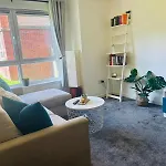 Modern Ground Floor 2 Bed Secure Parking & Perfect For City- Celticemirates Stadium Apartman *