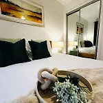 Modern 2 Bedroom Ground Floor Near Centre דירה