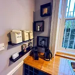 Spacious Three Storey West End - 3 Bedroom דירה גלאזגו