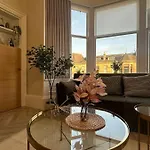 דירה Romantic Brand New Flat, Centre *