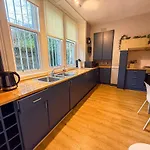 דירה Spacious Three Storey West End - 3 Bedroom *