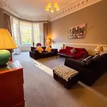 Spacious Three Storey West End - 3 Bedroom דירה גלאזגו