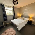 Likewise Modern Two Bedrooms For 4 In Area شقة