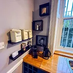 Spacious Three Storey West End - 3 Bedroom *