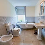 Spacious Three Storey West End - 3 Bedroom דירה גלאזגו