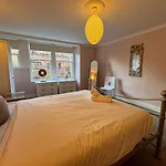 Spacious Three Storey West End - 3 Bedroom * גלאזגו