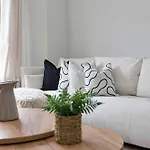 West End With Fast Wifi - Walk To Subway Apartment *