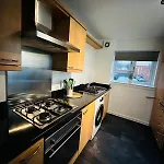 Modern 2 Bedroom Ground Floor Near Centre *