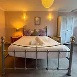Spacious Three Storey West End - 3 Bedroom Lejlighed *