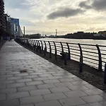 Executive Riverside With Workspace & Fast Wifi *