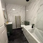 Modern 2 Bedroom Ground Floor Near Centre *