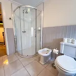 Spacious Three Storey West End - 3 Bedroom דירה