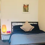 Modern Ground Floor 2 Bed Secure Parking & Perfect For City- Celticemirates Stadium Apartman *