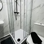 Modern 2 Bedroom Ground Floor Near Centre דירה *