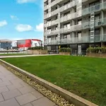 דירה Executive Riverside With Workspace & Fast Wifi