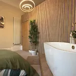 Romantic Brand New Flat, Centre