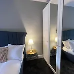 The West Nest For Six - Pass The Keys גלאזגו