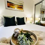 Modern 2 Bedroom Ground Floor Near Centre * גלאזגו