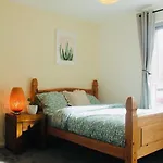 Modern Ground Floor 2 Bed Secure Parking & Perfect For City- Celticemirates Stadium *