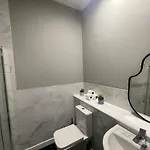 The West Nest For Six - Pass The Keys גלאזגו