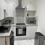 Floor West End Flat - 3-min Walk To Subway - Park Views * Glasgow