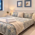 Homestay Private And Bathroom In Shared Flat With Parking *