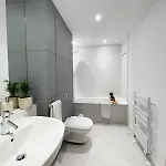 Private And Bathroom In Shared Flat With Parking Homestay *