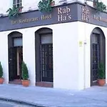 Rab Ha's מלון