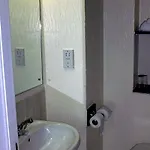 מלון Travelodge 2*