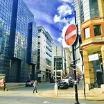 Centre Flat With River Views And Parking דירה *