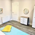 Byevo Almar - Close To And Airport - Perfect For Contractors Or Large Groups Glasgow