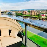 Daire Centre - The Penthouse With Riverviews -