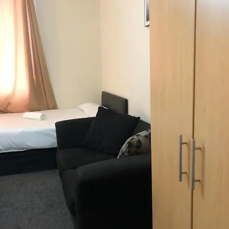 Oda ve Kahvaltı Renfrew At Centre