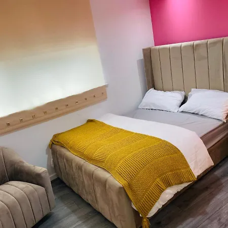 Immaculate 2-bed In Heart Of Appartamento