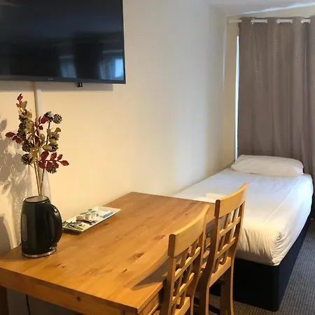 Wallace Budget Country house Glasgow
