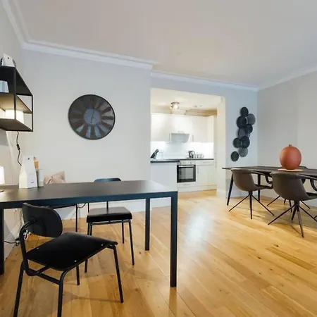 Luxury Apartment *