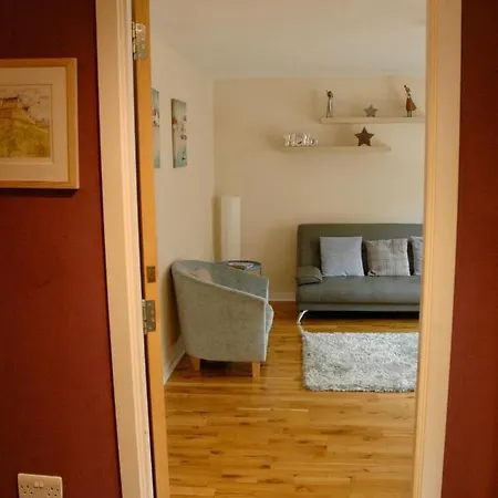 Apartment Bright Contemporary Merchant Flat In Location