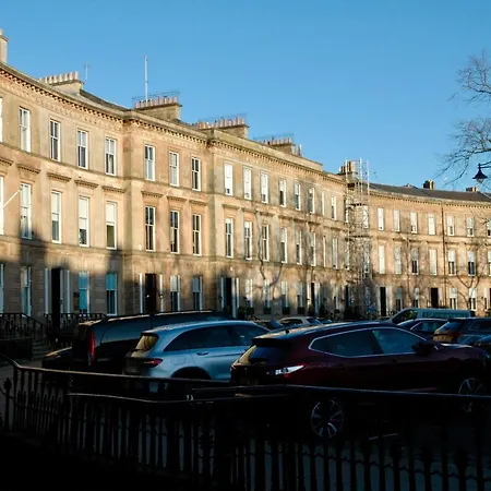 Apartment The Cluthar - Ground Floor West End Centre Rockvilla Flat & Parking