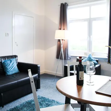 Glasgow, 3 Bed Flat With Free Street Parking